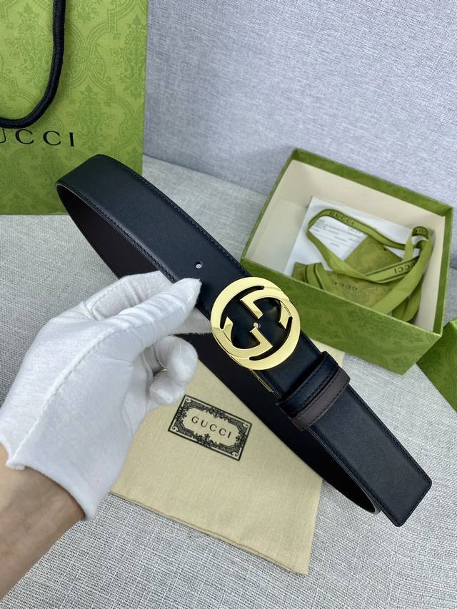 宽度4.0Cm Gucci 互扣式双g带旋转扣，源自品牌现代风格典藏设计，经过重新诠释而别具新意。呈现于纤细的进口两面用腰带之上。