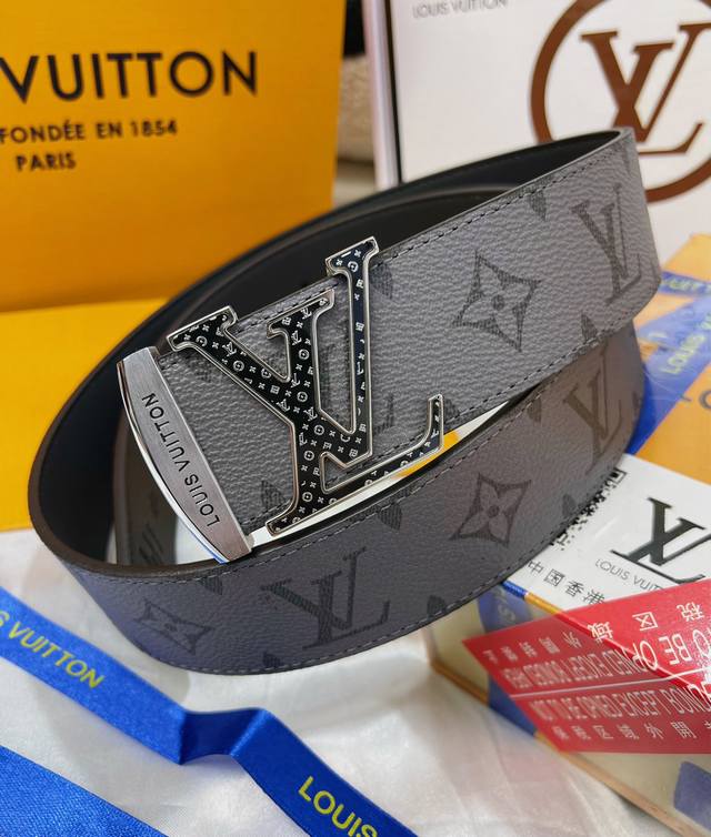 皮带：Lv..路易..威登顶级复刻. 腰带：原单品质百分百头层牛皮，保证真皮。雕花设计.真空电镀.永不掉色.24K纯钢扣进口头层灰老花系列双面可用专柜同等质量，