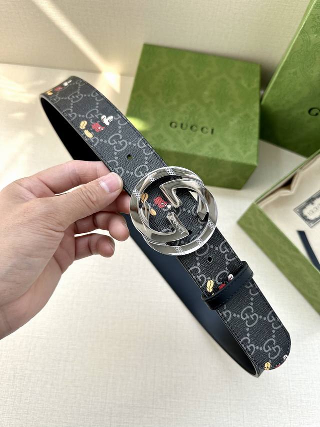 宽度4.0Cm Gucci 米奇动漫图案是gucci的标志性元素之一，在这款配饰中焕新演绎为卡通风格设计。这款腰带融合了经典米奇元素和双g图案，突显品牌悠久的设