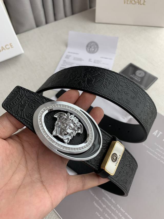 品名：Versace.范思哲原单 型号：挂扣，经典人头纯铜镶钻挂扣，图片实物拍摄 材料：百分百头层牛皮，保证真皮。24K纯铜扣双面可用专柜同等质量， 原版双八双