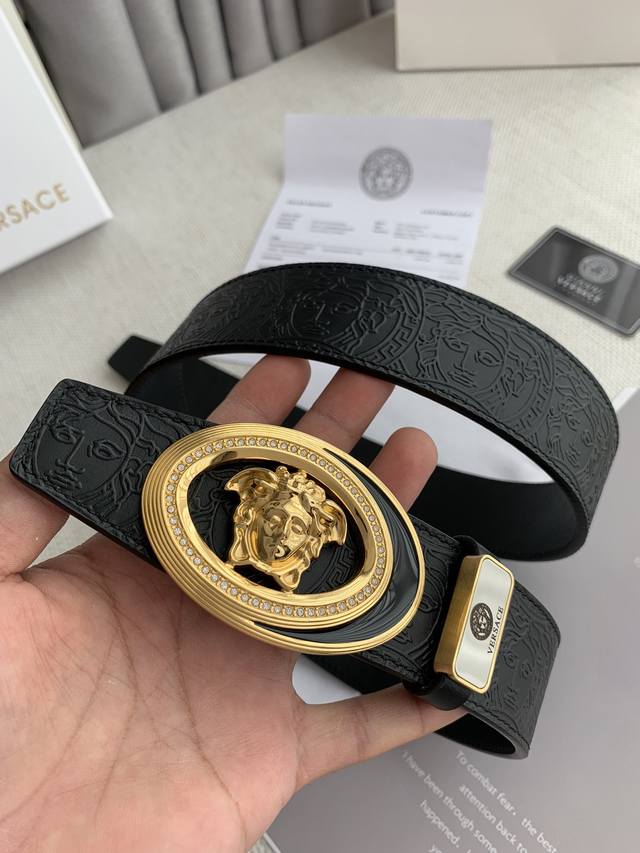 品名：Versace.范思哲原单 型号：挂扣，经典人头纯铜镶钻挂扣，图片实物拍摄 材料：百分百头层牛皮，保证真皮。24K纯铜扣双面可用专柜同等质量， 原版双八双