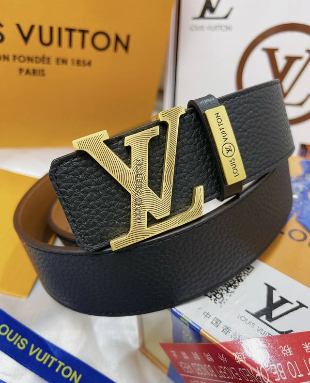 皮带：Lv..路易..威登顶级复刻. 腰带：原单品质百分百头层牛皮，保证真皮。雕花设计.真空电镀.永不掉色.24K纯钢扣进口头层荔枝纹小牛皮系列双面可用专柜同等