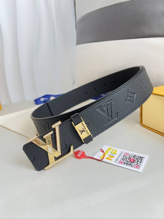 品名： Lv..路易..威登腰带皮带原单 型号：挂扣，经典纯钢材质镶钻字母挂扣，头层牛皮，图片实物拍摄 材料：头层牛皮，挂扣系列，纯钢材质扣头，钯镀电镀工艺永不