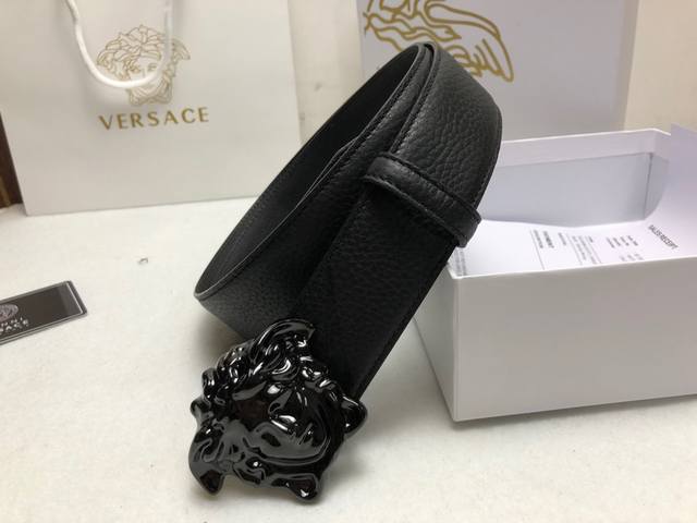 配全套包装盒 范思哲 3.8Cm，Versace，双面进口牛皮-荔枝纹，搭配纯铜经典美人头亮面扣，简单时尚百搭款！