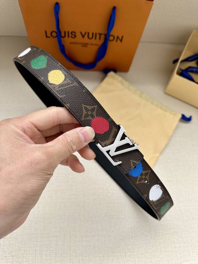 3.0宽 Lv X Yk Lv Initiales Painted Dots 双面腰带出自路易威登 X 草间弥生合作系列，将这位日本艺术家的经典波点复现于 Mo