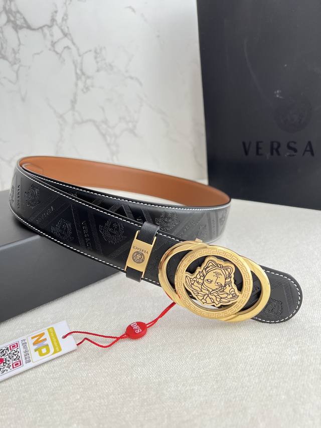 品名：Versace.范思哲原单腰带 皮带 型号：挂扣，经典人头纯钢材质扣头，头层牛皮，图片实物拍摄 材料：百分百头层牛皮，保证真皮。24K纯钢扣双面可用专柜同