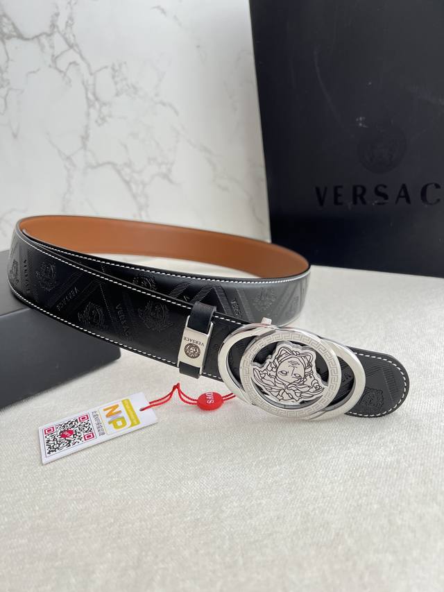 品名：Versace.范思哲原单腰带 皮带 型号：挂扣，经典人头纯钢材质扣头，头层牛皮，图片实物拍摄 材料：百分百头层牛皮，保证真皮。24K纯钢扣双面可用专柜同