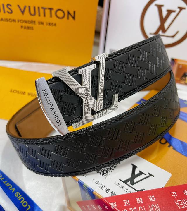 皮带：Lv..路易..威登顶级复刻. 腰带：原单品质百分百头层牛皮，保证真皮。雕花镂空工艺.真空电镀.永不掉色.24K纯钢扣纯手工编织系列双面可用专柜同等质量，