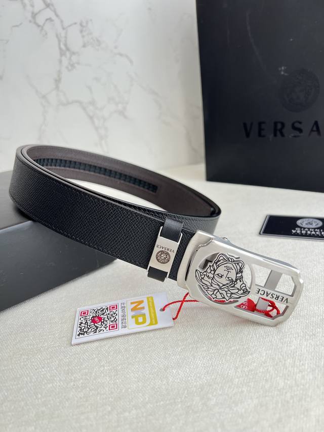 品名：范思哲.Versace.皮带腰带自动皮带 型号：自动带，纯钢材质经典人头自动扣，图片实物拍摄 腰带：百分百头层牛皮，自动带身，保证真皮。24K纯钢扣永不掉