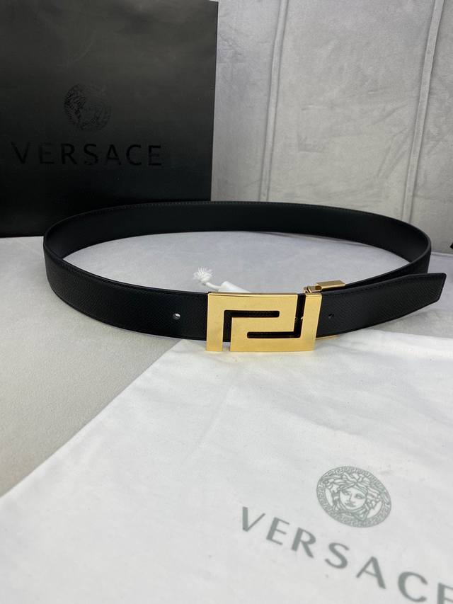 宽度3.5Cm Versace 范思哲 此款柔软的 手掌纹皮底 皮带饰有一个几何形状的希腊回纹别扣，既时尚又优雅。