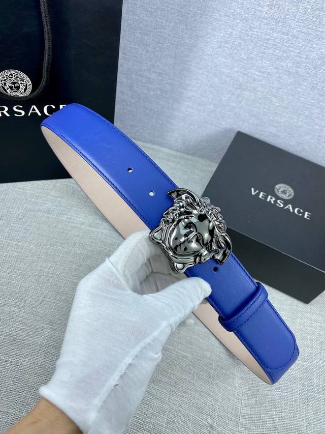 宽度3.8Cm Versace 范思哲 此款皮带采用优质皮革精制而成，饰有白 金色medusa Biggie搭扣，配有腰带环。