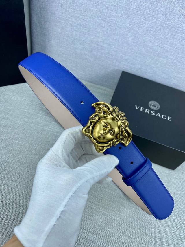 宽度3.8Cm Versace 范思哲 此款皮带采用优质皮革精制而成，饰有白 金色medusa Biggie搭扣，配有腰带环。