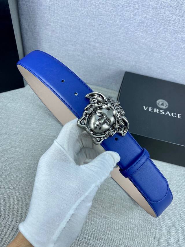 宽度3.8Cm Versace 范思哲 此款皮带采用优质皮革精制而成，饰有白 金色medusa Biggie搭扣，配有腰带环。