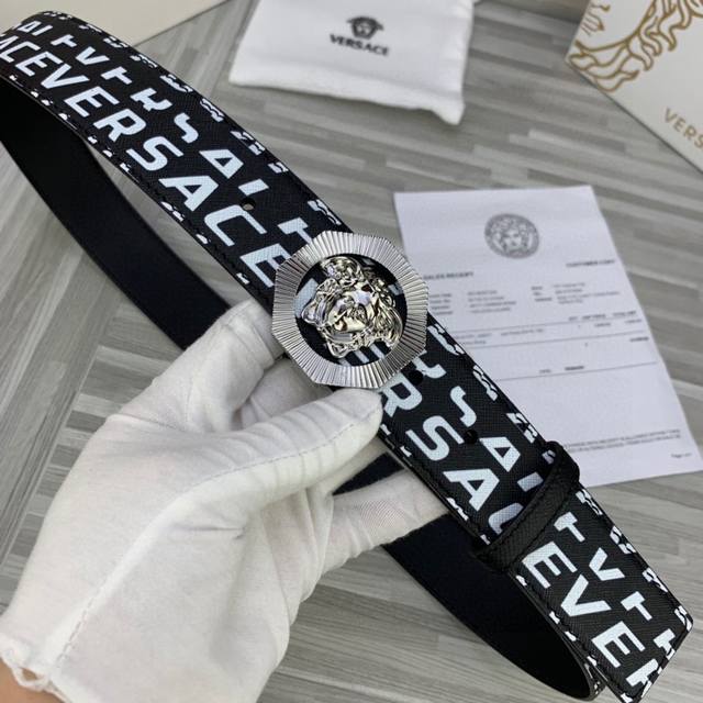 宽度4.0Cm Versace 範思哲 經典款十字紋印花 兩面頭層；此款腰帶配有醒目的美杜莎頭像搭扣，可為任何造型增添幾分立體雅致效果。