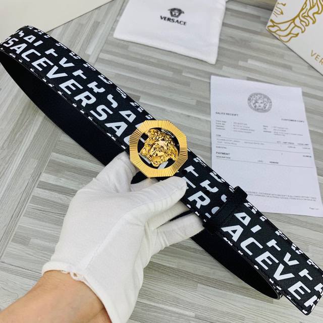 宽度4.0Cm Versace 範思哲 經典款十字紋印花 兩面頭層；此款腰帶配有醒目的美杜莎頭像搭扣，可為任何造型增添幾分立體雅致效果。