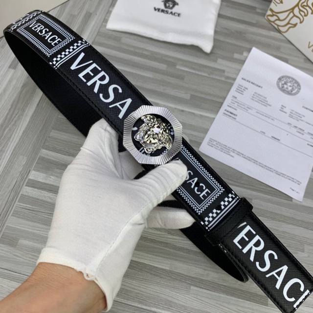 宽度4.0Cm Versace 範思哲 經典款十字紋印花 兩面頭層；此款腰帶配有醒目的美杜莎頭像搭扣，可為任何造型增添幾分立體雅致效果。