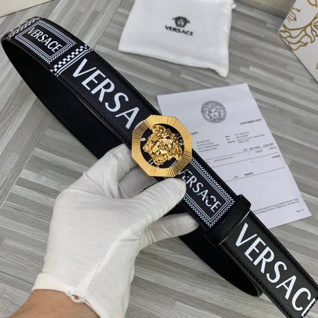 宽度4.0Cm Versace 範思哲 經典款十字紋印花 兩面頭層；此款腰帶配有醒目的美杜莎頭像搭扣，可為任何造型增添幾分立體雅致效果。