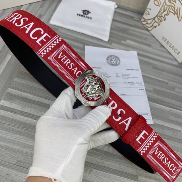 宽度4.0Cm Versace 範思哲 經典款十字紋印花 兩面頭層；此款腰帶配有醒目的美杜莎頭像搭扣，可為任何造型增添幾分立體雅致效果。