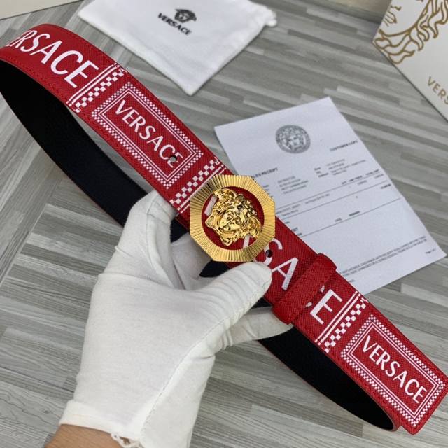 宽度4.0Cm Versace 範思哲 經典款十字紋印花 兩面頭層；此款腰帶配有醒目的美杜莎頭像搭扣，可為任何造型增添幾分立體雅致效果。