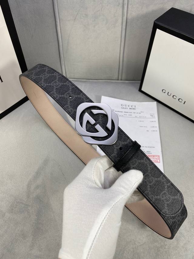 Gucci宽度4.0Cm 一侧为gg Supreme高级人造帆布，反面一侧为单色头层磨砂底、配以interlocking 菱形双层带扣。