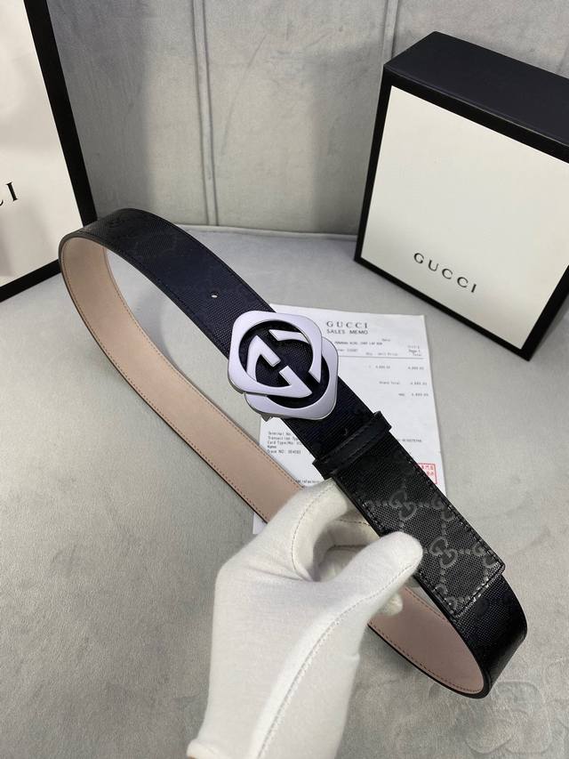 Gucci宽度4.0Cm 一侧为gg Supreme高级人造帆布，反面一侧为单色头层磨砂底、配以interlocking 菱形双层带扣。