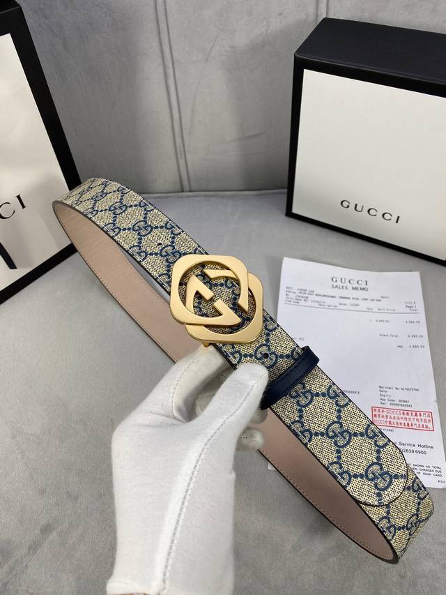 Gucci宽度4.0Cm 一侧为gg Supreme高级人造帆布，反面一侧为单色头层磨砂底、配以interlocking 菱形双层带扣。