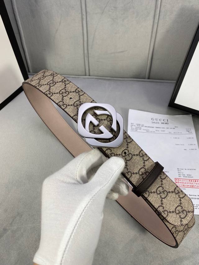 Gucci宽度4.0Cm 一侧为gg Supreme高级人造帆布，反面一侧为单色头层磨砂底、配以interlocking 菱形双层带扣。