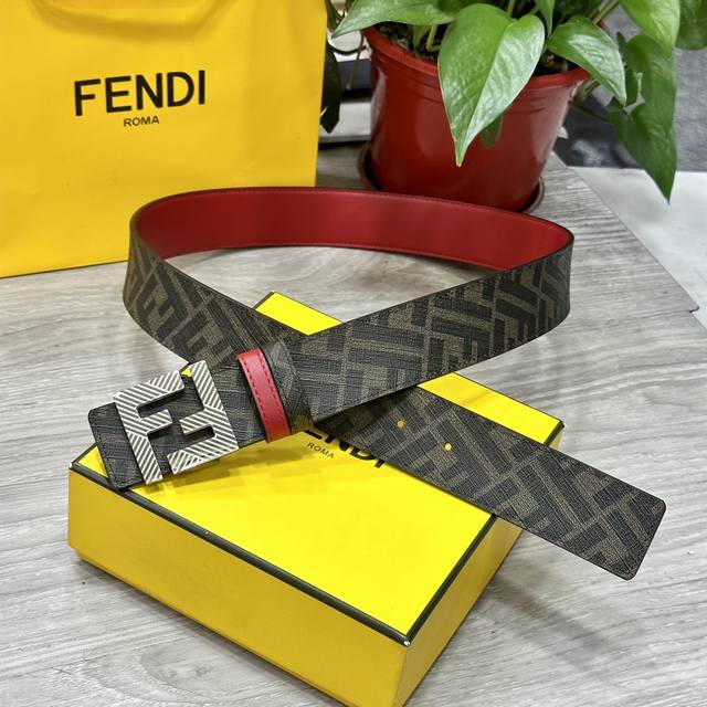 Fendi 芬迪 专柜同款 宽4.0Cm 双环正反用腰带 Ff按钉搭扣 红色cuoio Romano皮革材质 反面面料带有烟草黄和黑色ff图案 四方金属饰面 时