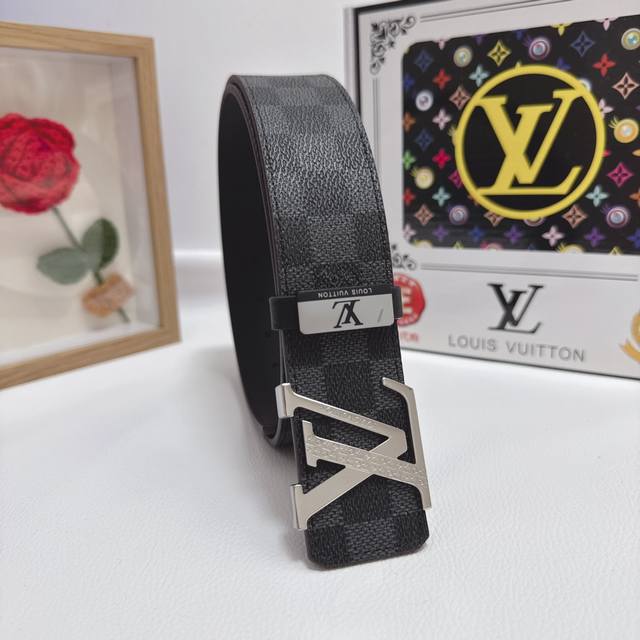 品名：Lv..路易..威登 材质：原单牛皮腰带 百分百头层牛皮腰带保证真皮，24K纯钢扣，专柜原单品质、做工精细，时尚大牌，送人自用首选 包装： 请认准如图专柜