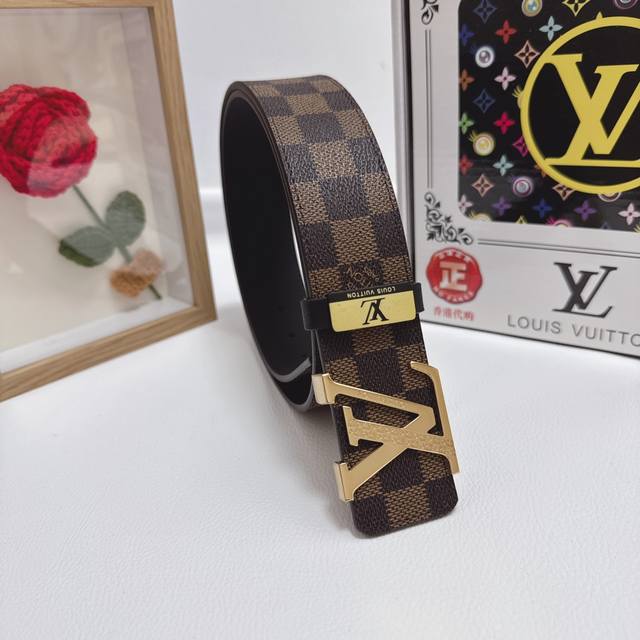 品名：Lv..路易..威登 材质：原单牛皮腰带 百分百头层牛皮腰带保证真皮，24K纯钢扣，专柜原单品质、做工精细，时尚大牌，送人自用首选 包装： 请认准如图专柜