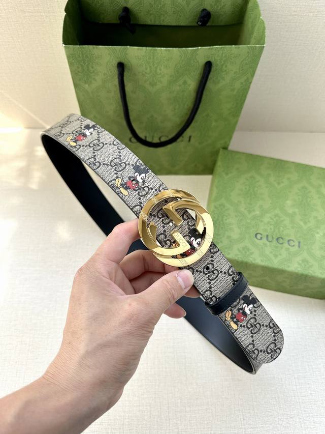 特 宽度4.0Cm Gucci 米奇动漫图案是gucci的标志性元素之一，在这款配饰中焕新演绎为卡通风格设计。这款腰带融合了经典米奇元素和双g图案，突显品牌悠久