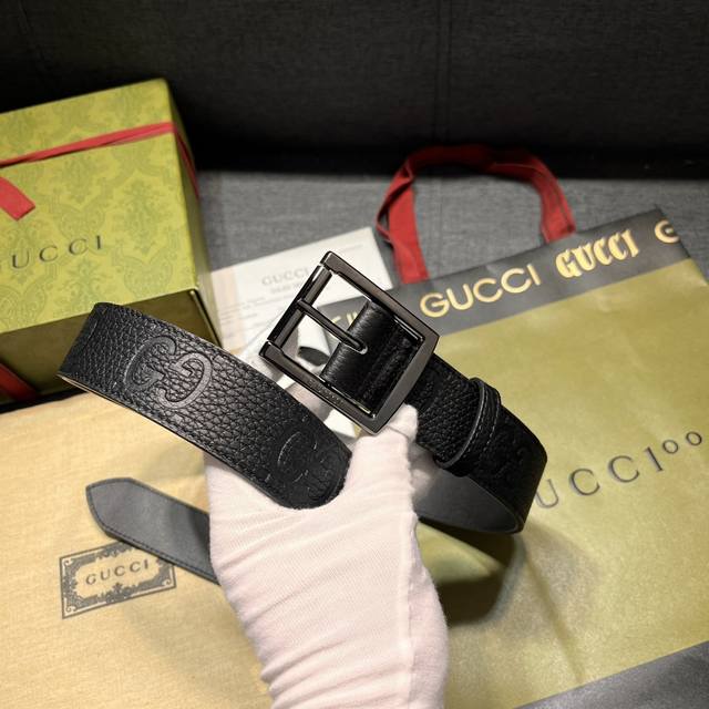 特 古奇 ，3.5Cm 宽 各式百搭单品继续为gucci 2024早春系列添姿加彩。这款亮眼吸睛的腰带以gg橡胶效果皮革匠心打造，配以方形钯金色调腰带扣，为日常