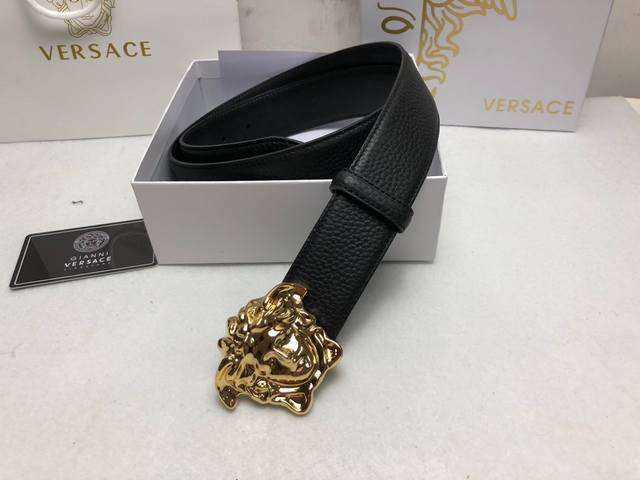 特 ：配全套包装盒 范思哲 3.8Cm，Versace，双面进口牛皮-荔枝纹，搭配纯铜经典美人头亮面扣，简单时尚百搭款！