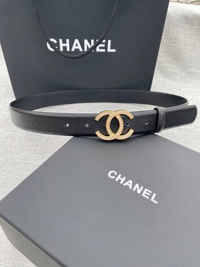 特 宽度3.0Cm Chanel 香奈儿 女士腰带皮带新款柔软的内衬进口小牛皮搭配精品镶钻钢扣金 银色扣。