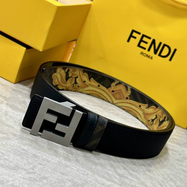 特 片装1 Fendi 芬迪 专柜同款 宽4.0Cm 双环正反用腰带 Ff按钉搭扣 黑色cuoio Romano皮革材质 反面面料带有烟草黄和黑色ff图案 四方