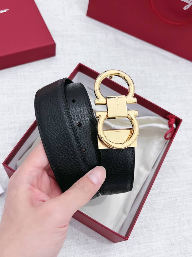 特 菲拉格慕 Salvatore Ferragamo 全新系列，展现独居一格的视觉效果；充满时尚休闲气息。实用性和款式并重；男士必备饰品。宽度：35Mm