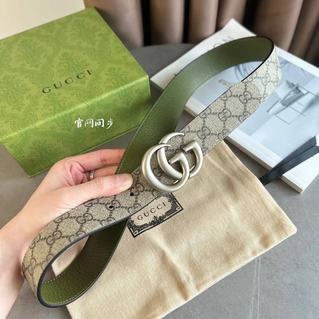 Gucci 专柜最新款乌米色帆布皮搭配绿色猪纹皮革可双面使用设计。宽度3.8Cm 旋转双g搭扣