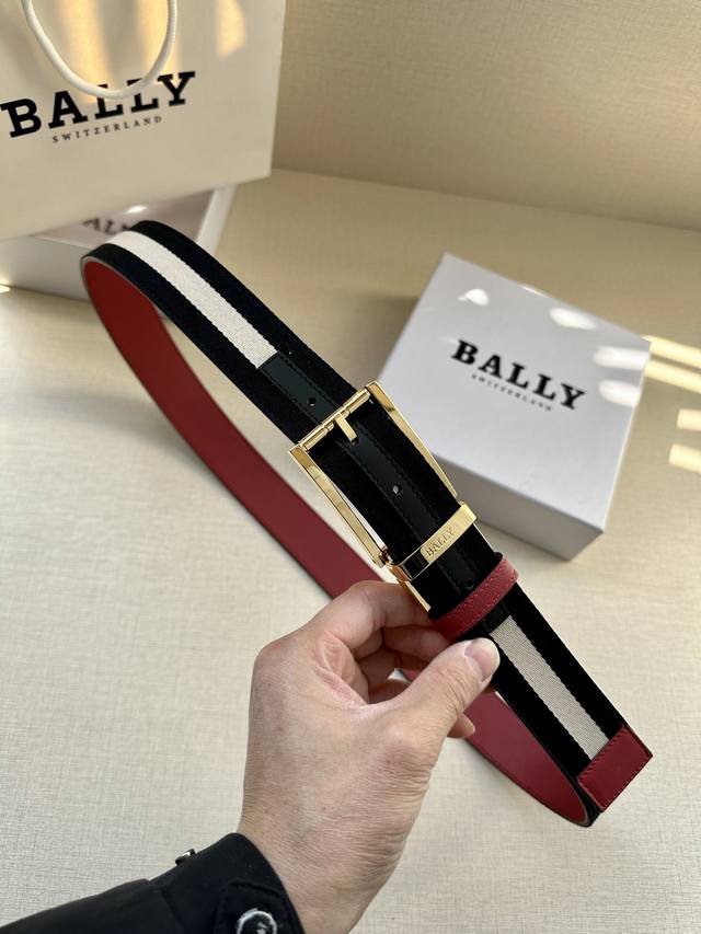 特 3.4宽 巴利 Bally 男士休闲布配皮双用腰带 Tamal 融入了永恒经典的蓝白条纹，且具有充满现代感。固定式双面设计加上别具一格字母搭扣，助您打造百变