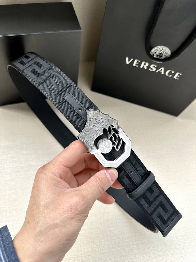 特 宽度4.0Cm Versace 范思哲 标志：腰带扣上的镂空美杜莎，赋予该款palazzo腰带很高的辨识度。腰带采用饰有mock Croc印花的针织面料内衬