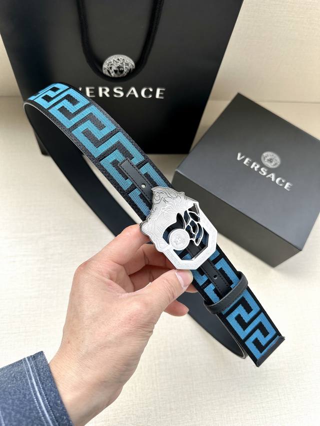 特 宽度4.0Cm Versace 范思哲 标志：腰带扣上的镂空美杜莎，赋予该款palazzo腰带很高的辨识度。腰带采用饰有mock Croc印花的针织面料内衬