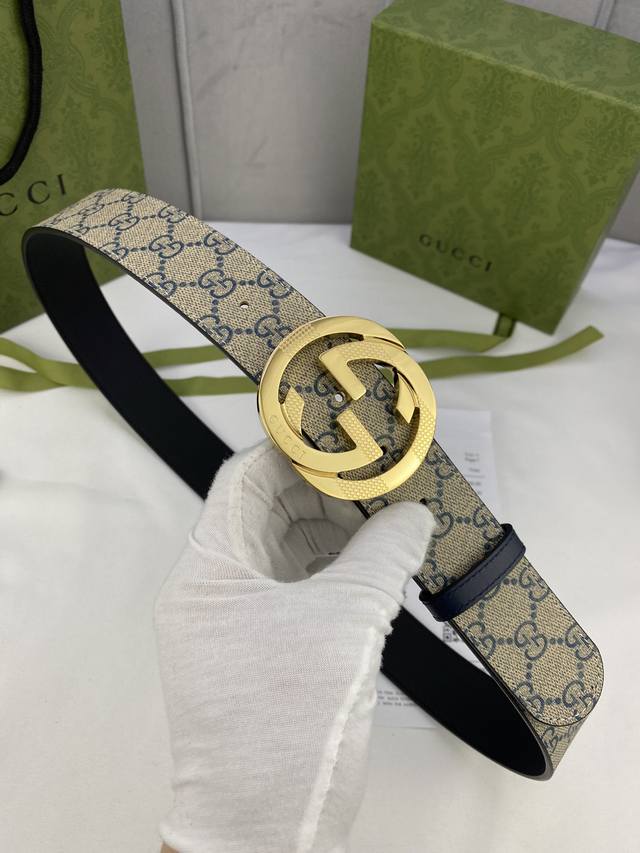 特 宽度4.0Cm Gucci Marmont系列每一季都会推陈出新，为灵感源于70年代的标志性gg钢扣配件注入现代精髓。这款gg Supreme帆布腰带反面采