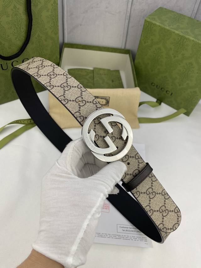 特 宽度4.0Cm Gucci Marmont系列每一季都会推陈出新，为灵感源于70年代的标志性gg钢扣配件注入现代精髓。这款gg Supreme帆布腰带反面采