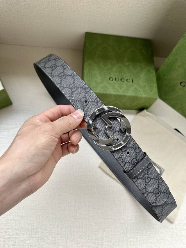 特 宽度3.8Cm Gucci Gg Marmont系列每一季都会推陈出新，为灵感源于70年代的标志性gg配件注入现代精髓。这款灰色和黑色gg Supreme帆