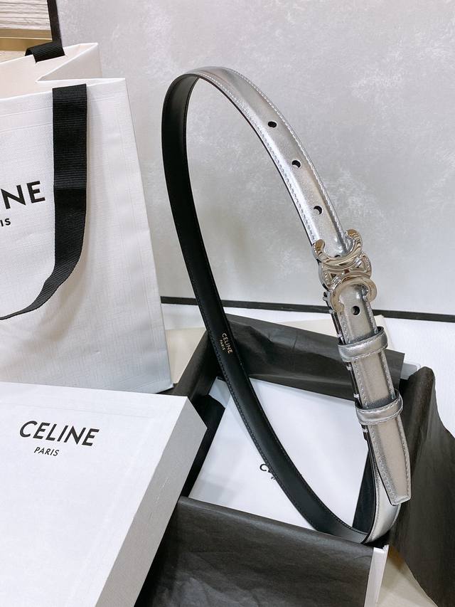 特 Celine 24小号 Triomphe Taurillon皮革腰带 Taurillon.中腰，牛皮腰带 Triomphe皮革搭扣 1.8Cm