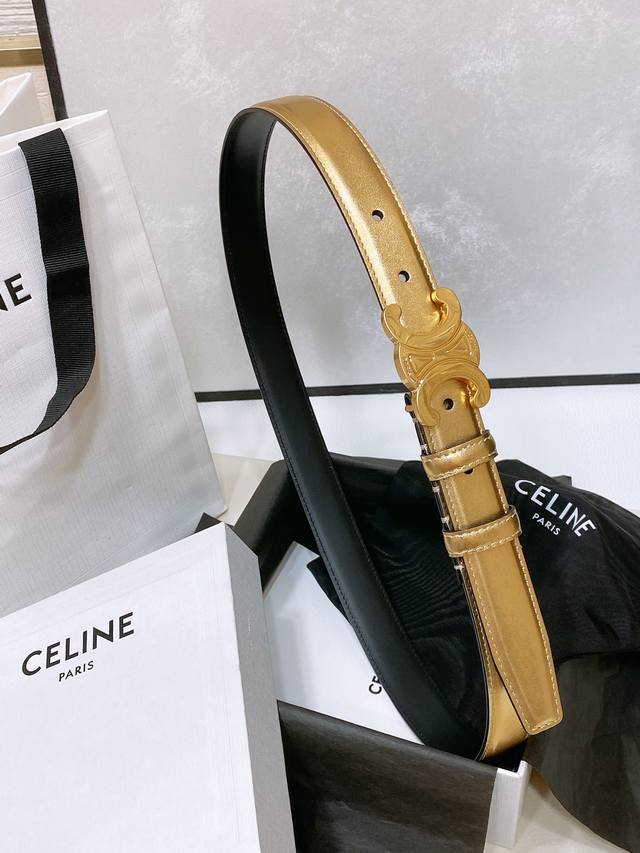 特 Celine 24中号triomphe Taurillon皮革腰带 Taurillon.中腰，牛皮腰带 Triomphe皮革搭扣 2.5Cm