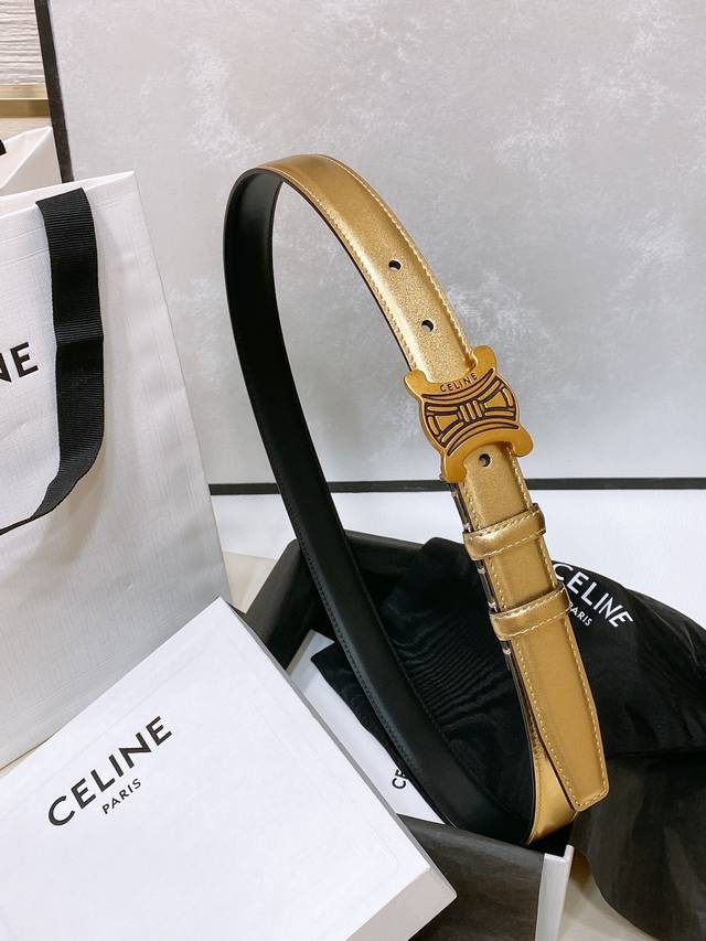 特 Celine 24中号triomphe Taurillon皮革腰带 Taurillon.中腰，牛皮腰带 Triomphe皮革搭扣 2.5Cm