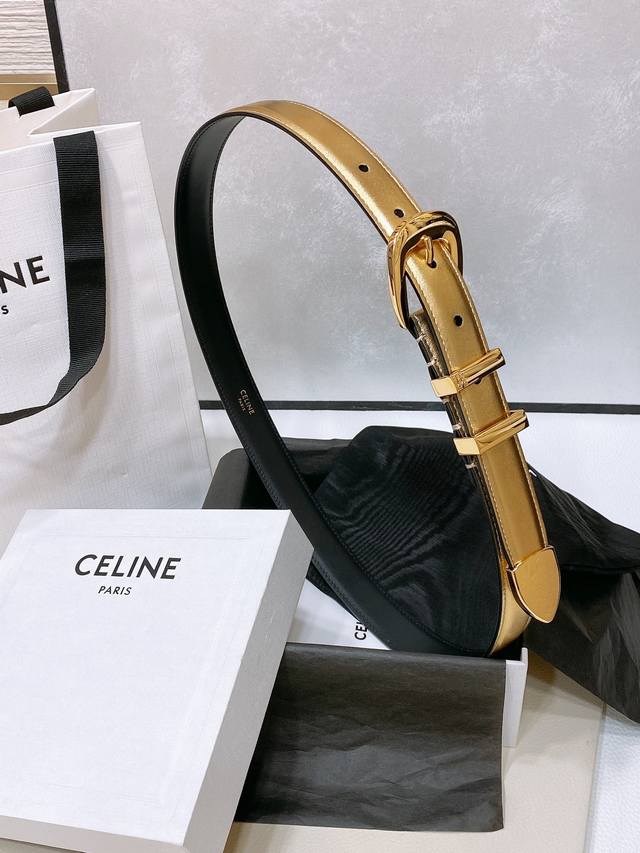 特 Celine 24中号triomphe Taurillon皮革腰带 Taurillon.中腰，牛皮腰带 Triomphe皮革搭扣 2.5Cm