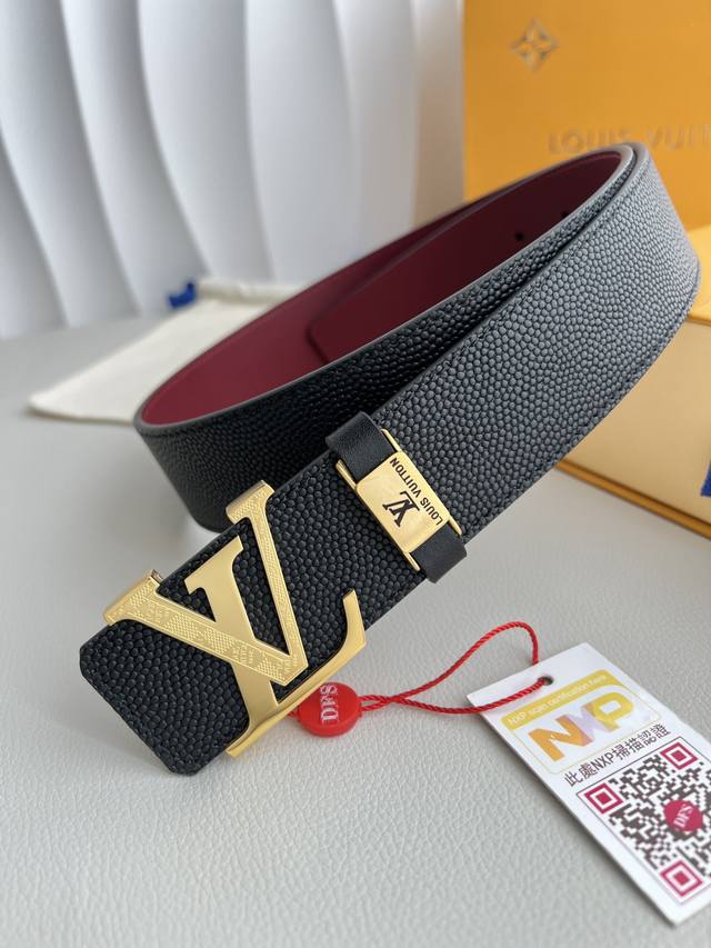 品名： Lv..路易..威登腰带皮带原单 型号：挂扣，经典纯钢材质字母挂扣，头层牛皮，图片实物拍摄 材料：头层牛皮，挂扣系列，纯钢材质扣头，钯镀电镀工艺永不掉色