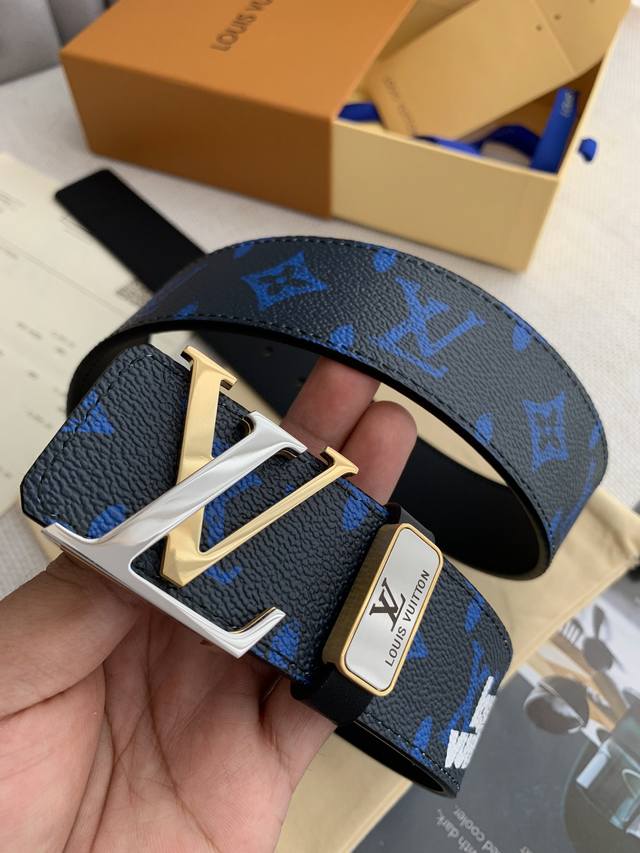 品名： Lv..路易..威登原单 型号：纯钢挂扣，新款老花字母带身，头层牛皮，图片实物拍摄 材料：头层牛皮，挂扣系列，纯钢材质扣头，钯镀电镀工艺永不掉色。新款蓝