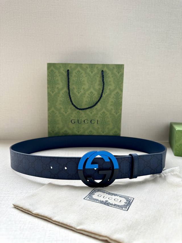 宽度3.8Cm Gucci 这款双面腰带巧妙融合gg Supreme帆布与头层品牌纹理材质，演绎历久弥新的实用设计理念。富有辨识度的双g配件再现典藏搭配，诠释当